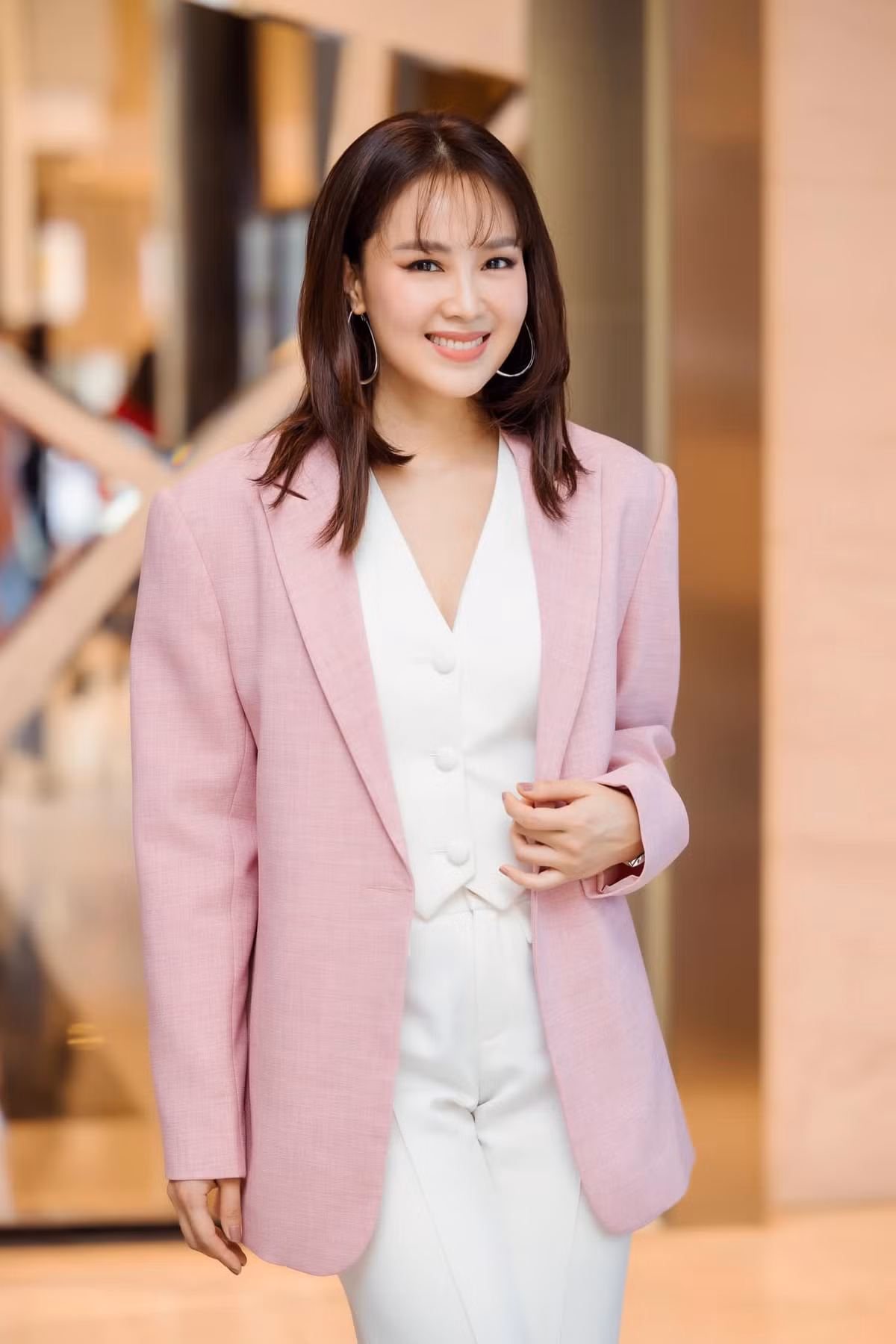 "Xin được trân trọng cảm ơn tình cảm của khán giả đã luôn yêu thương Diễm. Diễm chỉ biết nói rằng Diễm sẽ phải cố gắng hơn nữa, cống hiến hết mình hơn nữa để xứng đáng với những yêu thương mà mình nhận được. Xin được cảm ơn ê-kíp đoàn phim “Hướng dương ngược nắng”. Đặc biệt cảm ơn tới người truyền lửa - anh Đỗ Thanh Hải, vì những cơ hội làm nghề anh đã mang tới cho chúng em", Hồng Diễm bày tỏ.