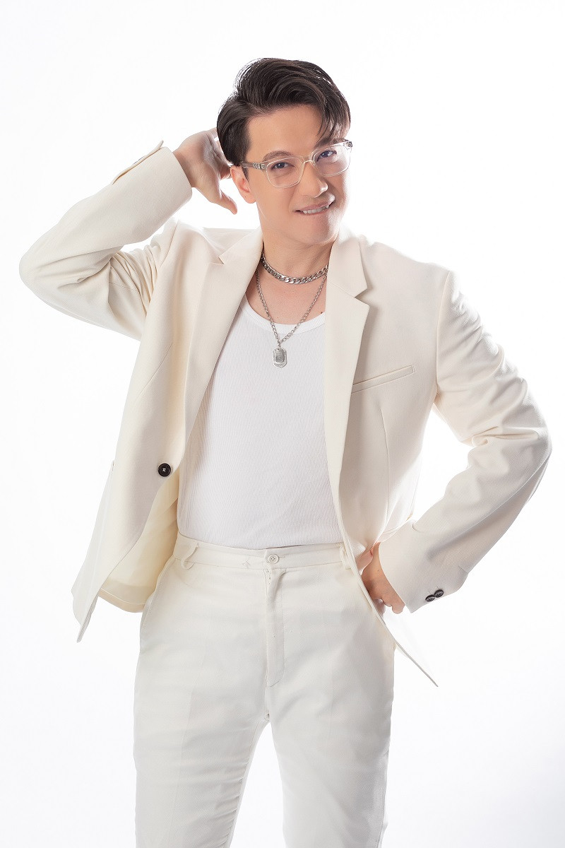 MC chương trình Bí kíp vàng cũng cho biết hiện đang tập trung cho sự nghiệp sau đó mới tính đến chuyện yêu đương.