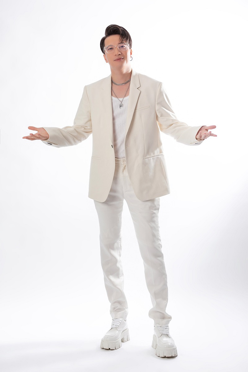 Không khác gì đàn chị, S.T Sơn Thạch cũng từng “đau đầu” vì tình yêu. Anh thừa nhận từng bị gia đình bạn gái cấm cản khi yêu. Nam ca sĩ kể: “Gia đình cô ấy không muốn con gái quen với nghệ sĩ. Mặc dù là nghệ sĩ, có cuộc sống hào nhoáng nhưng không ít người không thích điều này. Người ta sợ mình lăng nhăng, đào hoa, đa tình. Cho nên, tình yêu của nghệ sĩ rất khổ. Vì thế, khi tôi thấy ai làm nghệ thuật mà có mối tình trọn vẹn thì tôi rất ngưỡng mộ”.