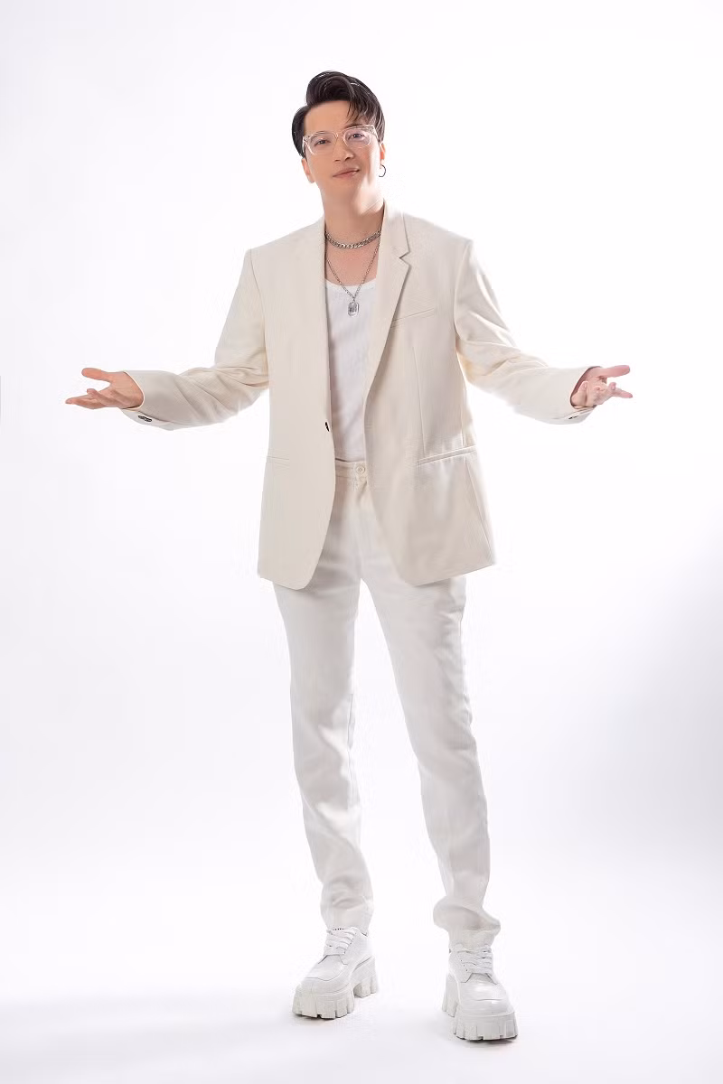 Không khác gì đàn chị, S.T Sơn Thạch cũng từng “đau đầu” vì tình yêu. Anh thừa nhận từng bị gia đình bạn gái cấm cản khi yêu. Nam ca sĩ kể: “Gia đình cô ấy không muốn con gái quen với nghệ sĩ. Mặc dù là nghệ sĩ, có cuộc sống hào nhoáng nhưng không ít người không thích điều này. Người ta sợ mình lăng nhăng, đào hoa, đa tình. Cho nên, tình yêu của nghệ sĩ rất khổ. Vì thế, khi tôi thấy ai làm nghệ thuật mà có mối tình trọn vẹn thì tôi rất ngưỡng mộ”.