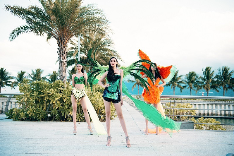 Diện những bộ cánh rực rỡ sắc màu của mùa hè, các nàng hậu khéo khoe đường cong nóng bỏng.