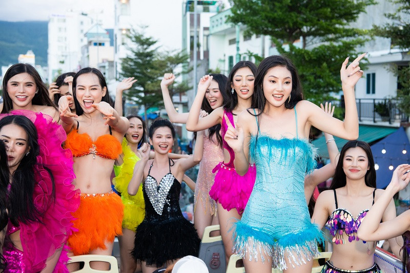 Street Carnival - diễu hành đường phố là hoạt động lần đầu tiên được tổ chức trong khuôn khổ chung kết cuộc thi năm nay.