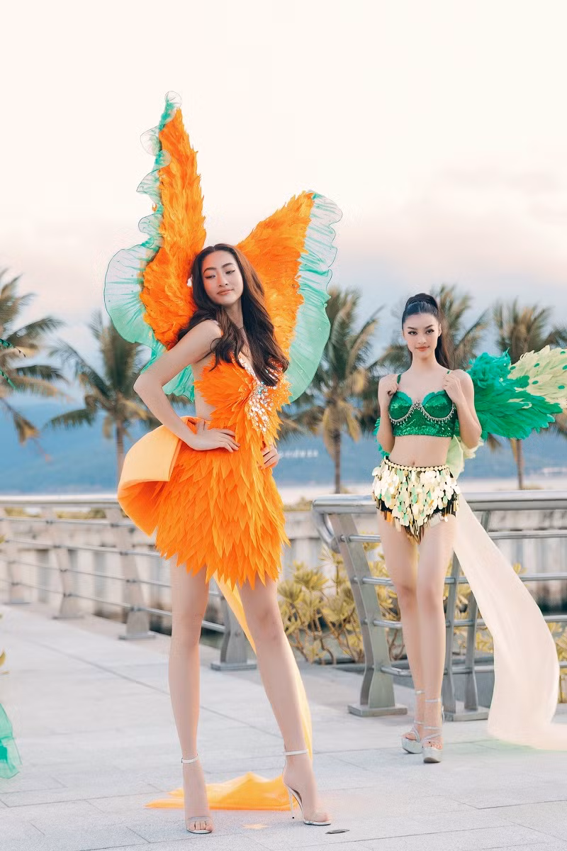 Góp mặt trong màn trình diễn với vị trí kết màn là Top 3 Miss World Vietnam 2019: Hoa hậu Lương Thùy Linh, Á hậu Kiều Loan, Á hậu Tường San.