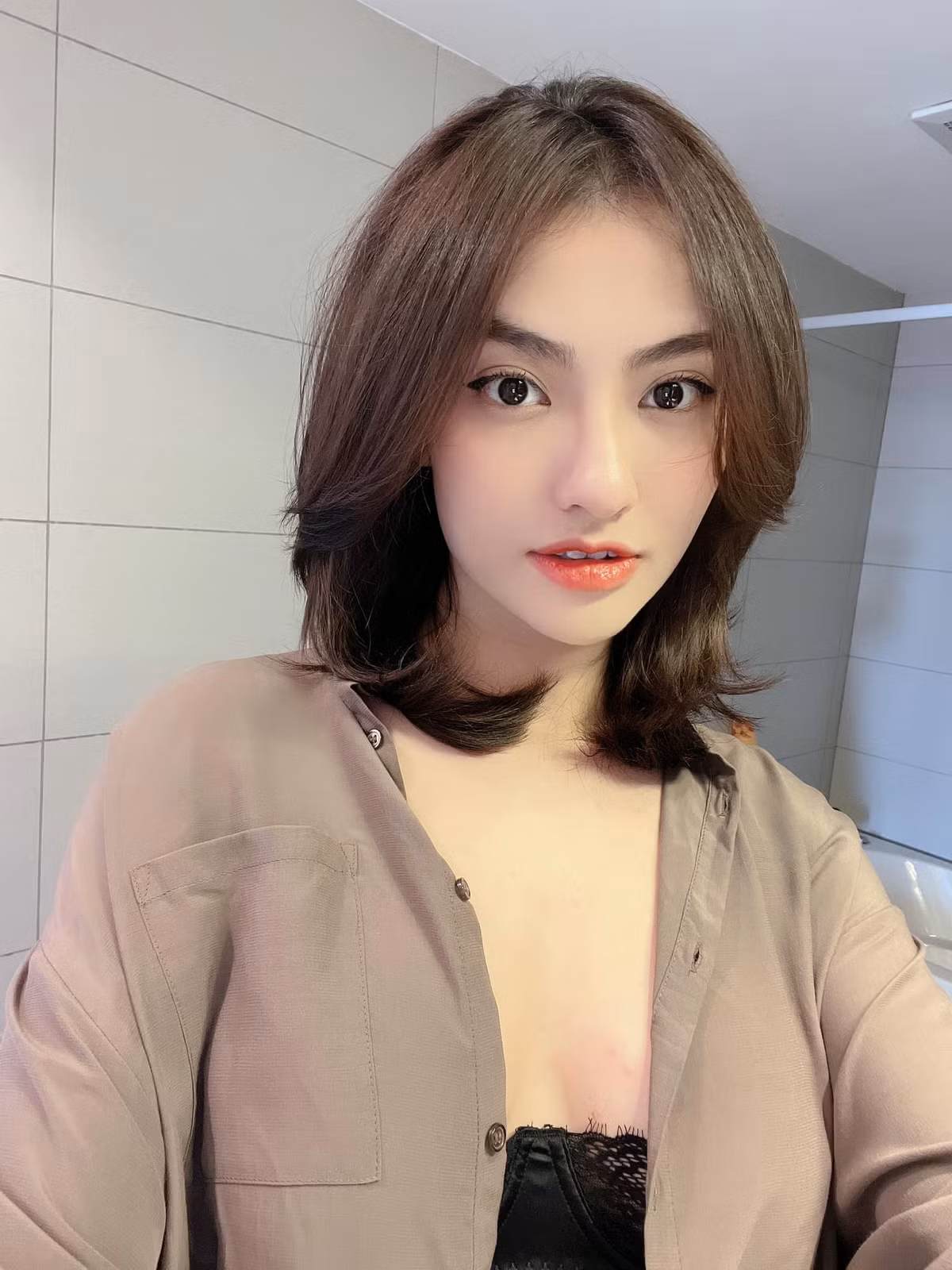 Hồng Quế từng đi trùng tu vòng 1 bởi ngực của cô vốn không mấy nảy nở.