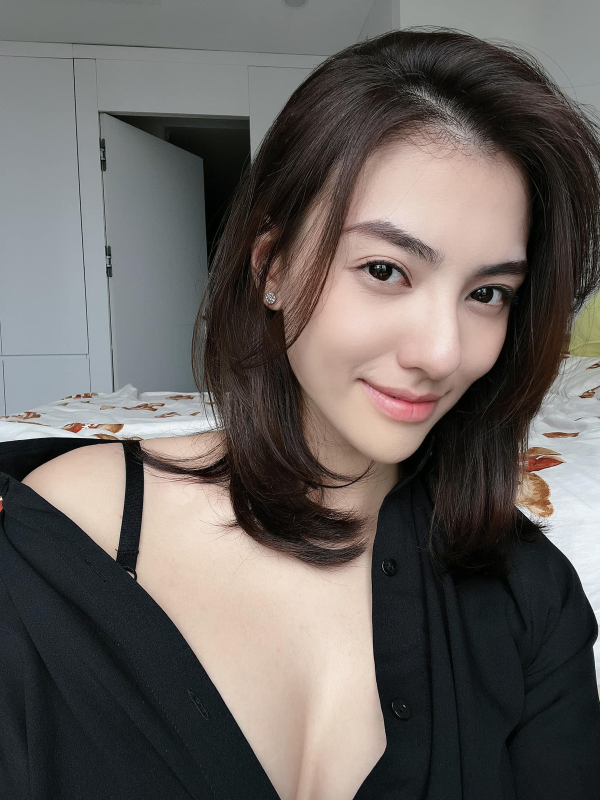 Sau khi đụng dao kéo để có vòng 1 đầy đặn hơn, chân dài này đã có sự "lột xác", ngày một nóng bỏng.