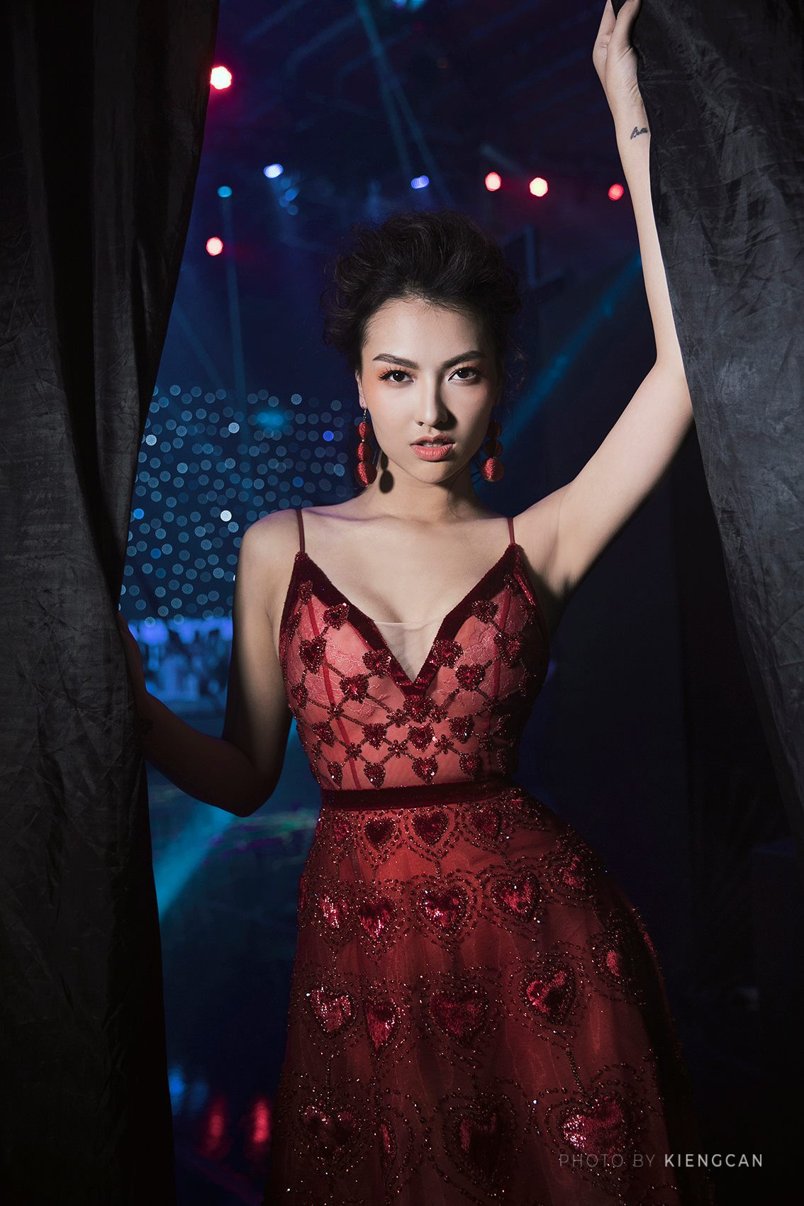 Người đẹp nhanh chóng trở thành gương mặt triển vọng trên sàn diễn thời trang, được nhiều nhà mốt chú ý, làm vedette cho nhiều show diễn.