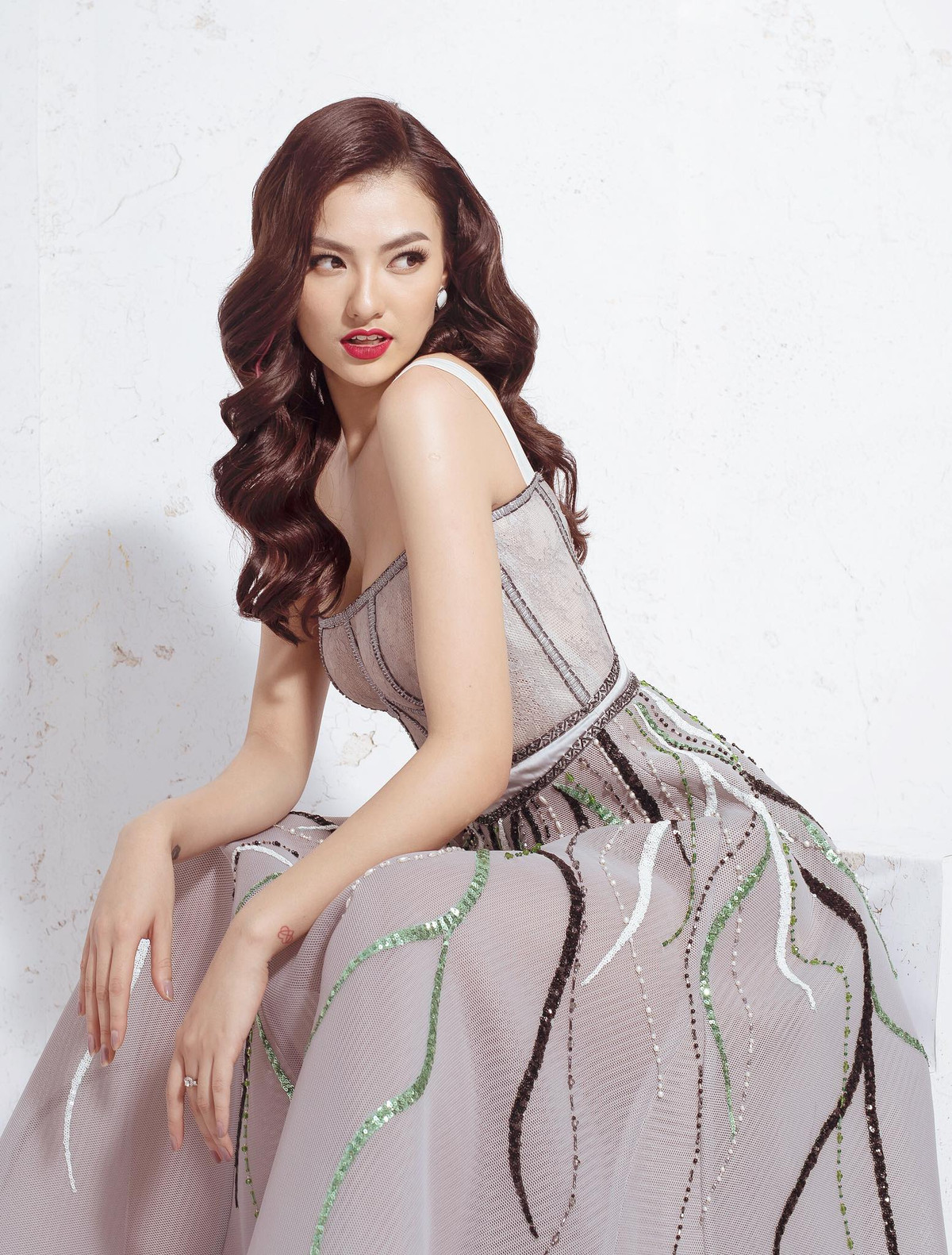 Tuy nổi tiếng nhưng người mẫu Hồng Quế cũng vướng nhiều tai tiếng, từ lùm xùm đời tư đến bị "ném đá" vì hở hang phản cảm.