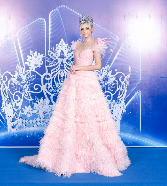 Xuất hiện cùng chiếc vương miện xanh Miss World, Karolina diện chiếc đầm hồng nữ tính của NTK Lê Thanh Hòa, ngọt ngào như nàng công chúa.