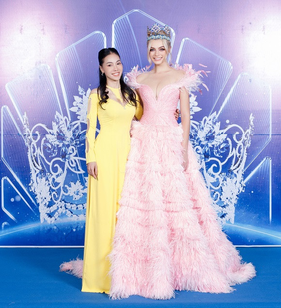 Sau khi đáp chuyến bay đến Quy Nhơn, đương kim Miss World 2021 - Karolina Bielawska đã có buổi giao lưu cùng BTC Miss World Vietnam và các khán giả. Buổi họp báo quy tụ nhiều hoa hậu, á hậu nổi tiếng: Hoa hậu Hà Kiều Anh, Tiểu Vy, Lương Thùy Linh, Đỗ Hà, Á hậu Kiều Loan, Tường San, Phương Anh, Ngọc Thảo cùng siêu mẫu Như Vân.