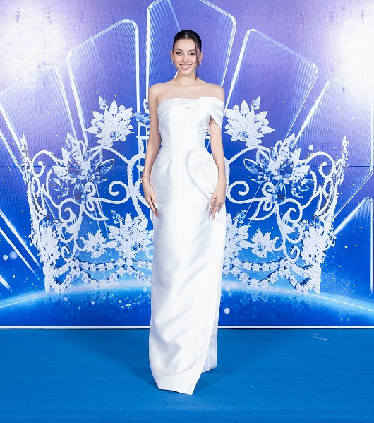 Hoa hậu Tiểu Vy tinh tế với đầm trắng.