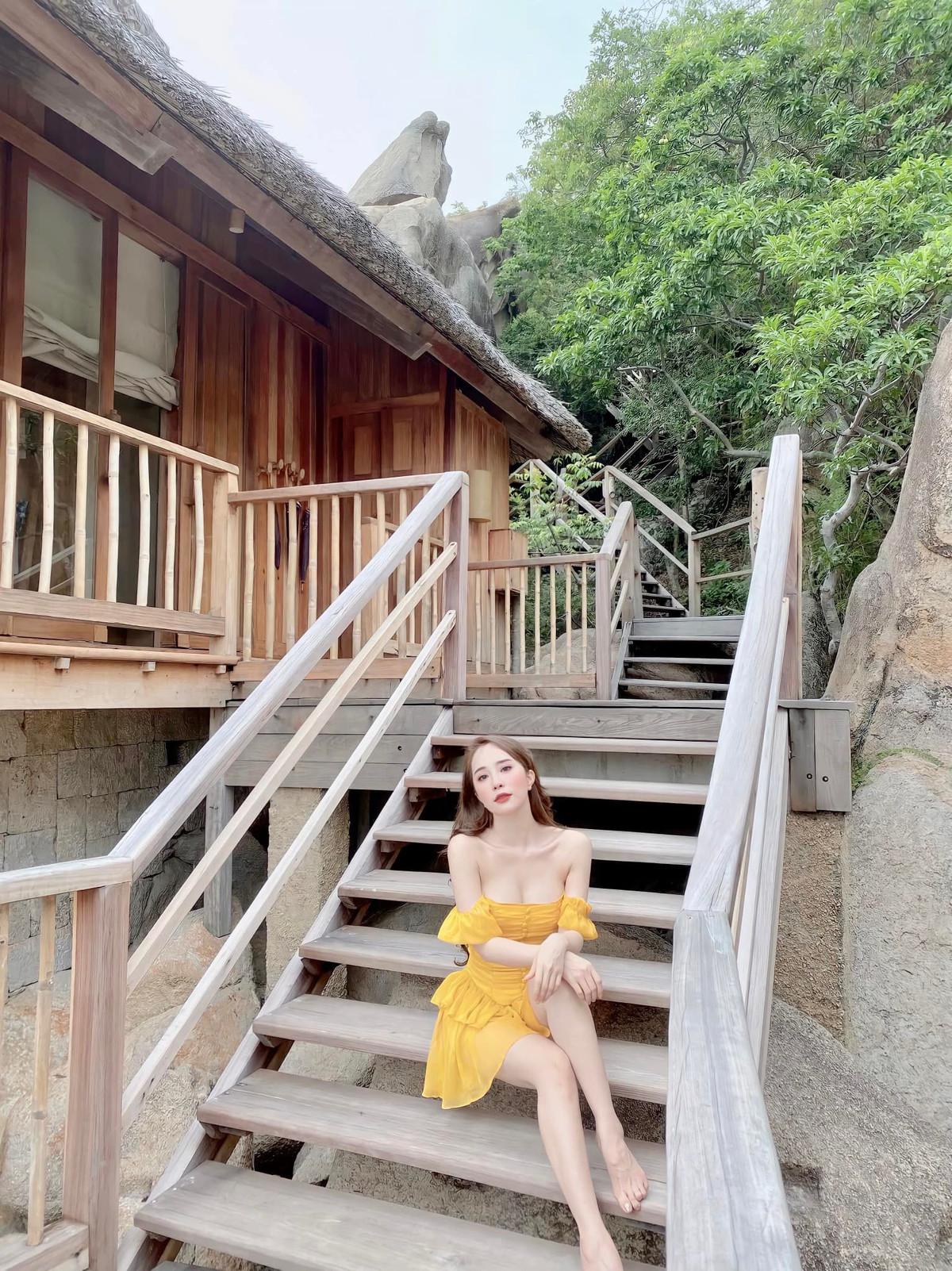 Diện chiếc váy ngắn màu vàng, diễn viên Quỳnh Nga hút mắt người đối diện với thềm ngực gợi cảm, chân dài nuột nà.