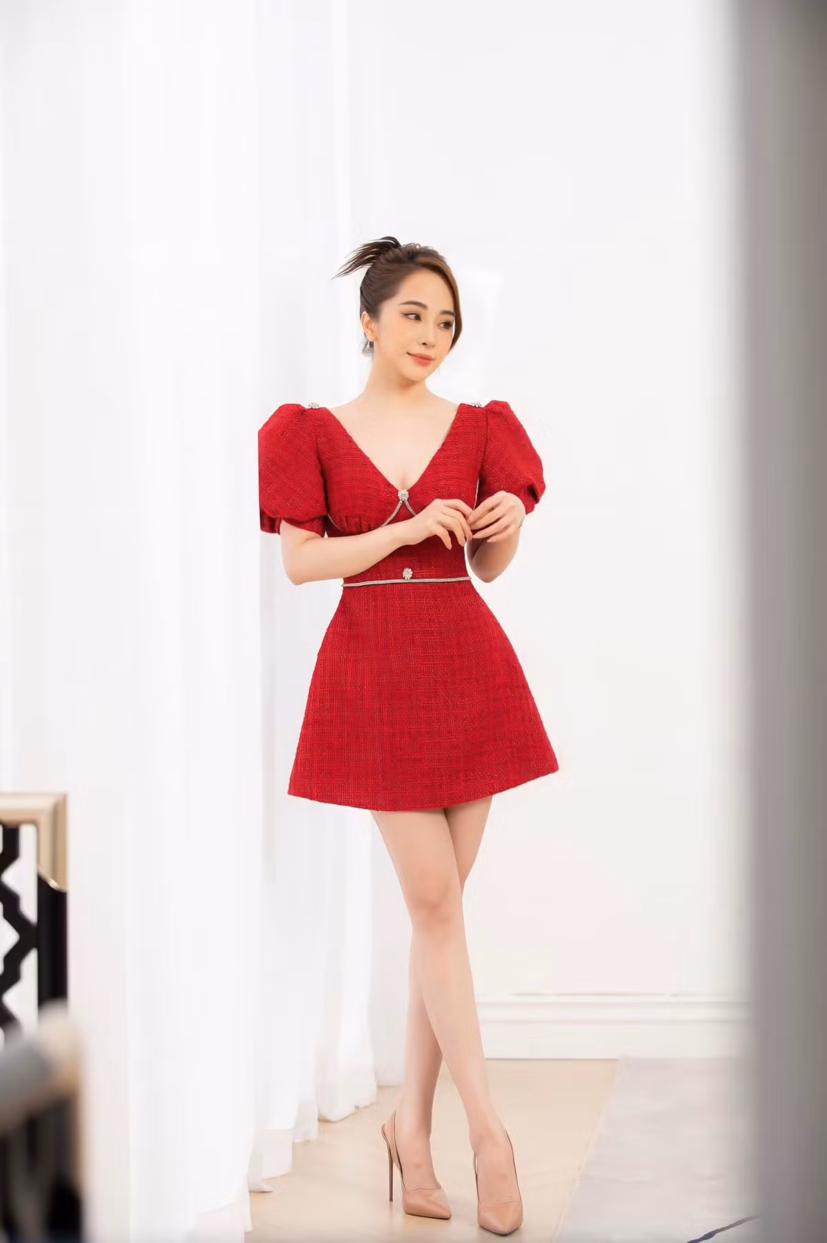 Gam màu đỏ thường xuyên được cô nàng lựa chọn khi đi sự kiện, gặp gỡ bạn bè.