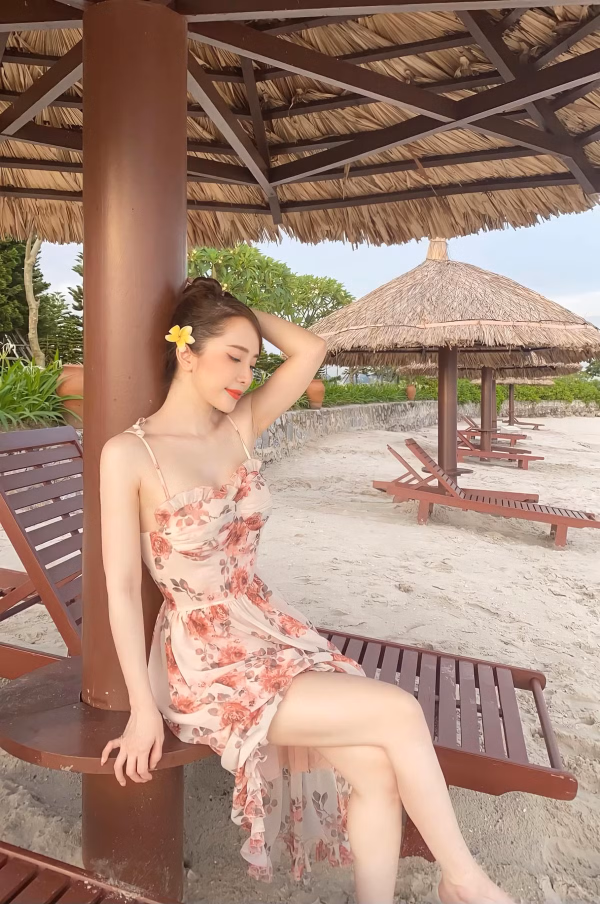 Quỳnh Nga đẹp ngọt ngào, nữ tính với chiếc đầm mỏng họa tiết hoa.