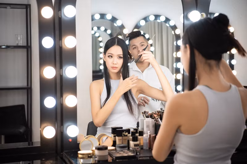 Nàng á hậu cũng rất chăm chỉ học makeup từ chuyên gia Quân Nguyễn - Pu Lê. Có những ngày cô học đến tận khuya với hy vọng có thể biến bản thân thành phiên bản hoàn hảo nhất để không phụ lòng người hâm mộ.