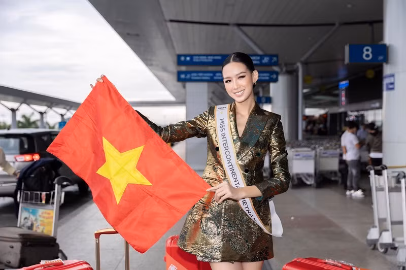 Nàng á hậu cao 1m85 tự tin khi "mang chuông đi đánh xứ người".