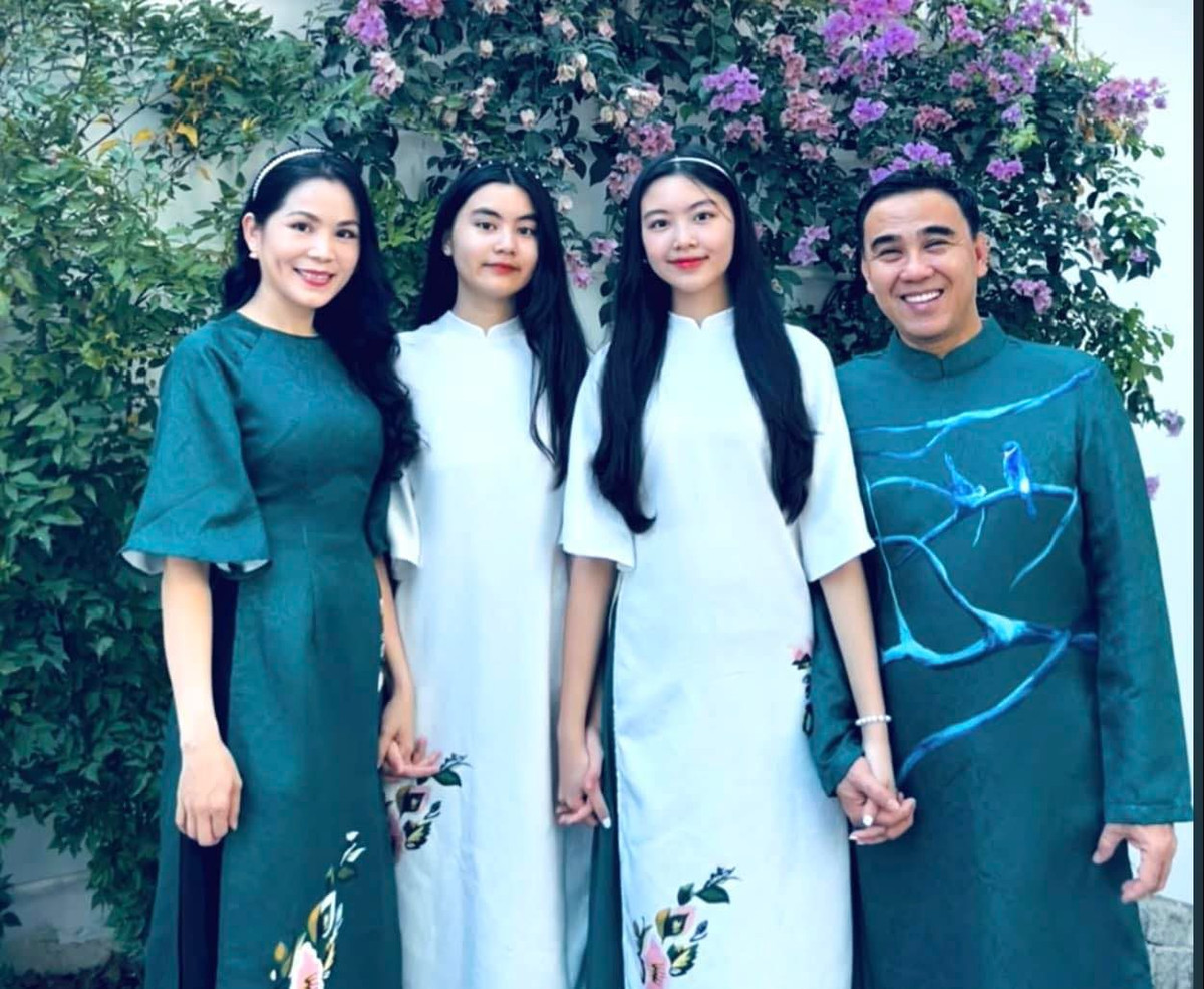 Đáp lại lời ngôn tình của Quyền Linh, Dạ Thảo chia sẻ: “Biển chỉ đẹp khi hoàng hôn buông xuống. Tình chỉ đẹp khi có hai người biết quan tâm”.