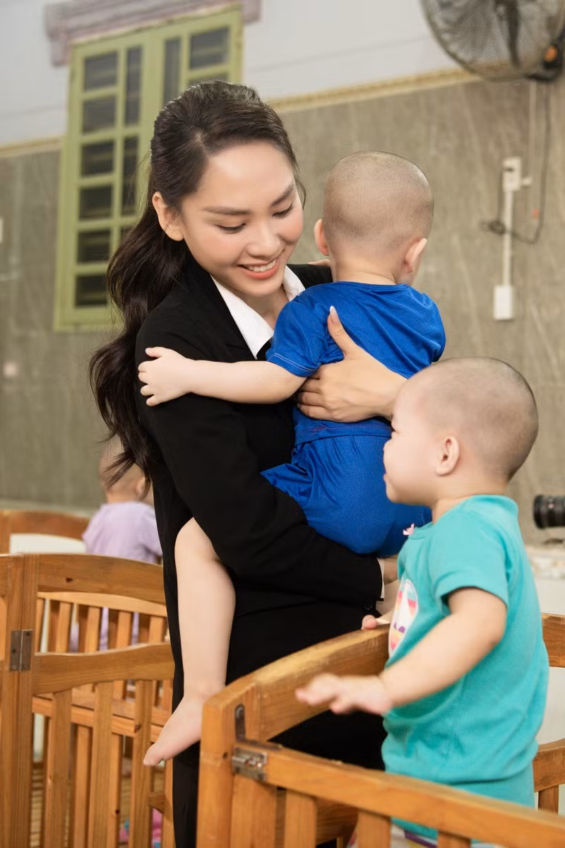 Hình ảnh Hoa hậu Mai Phương trong một chuyến thiện nguyện.
