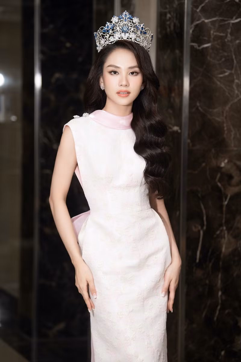 Là người dành nhiều tâm huyết cho buổi đấu giá lần này, Mai Phương không ngần ngại quyên góp chính chiếc vương miện mà cô mới sở hữu được 1 tháng.