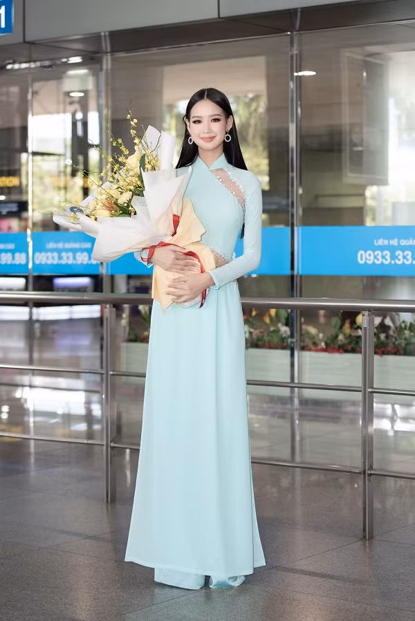  Á hậu Bảo Ngọc và “bà trùm hoa hậu” Phạm Kim Dung có mặt từ rất sớm cùng các fan hâm mộ để chào đón Miss Intercontinental 2021.