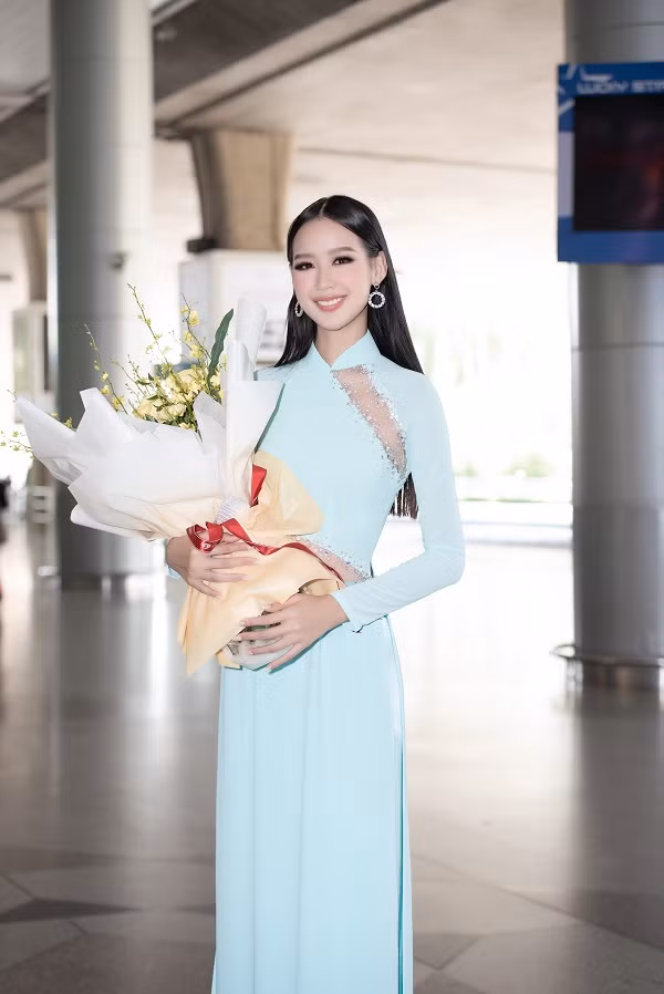 Trong tà áo dài, nhan sắc của Á hậu 1 cuộc thi Hoa hậu Thế giới Việt Nam 2022 khiến nhiều người xao xuyến.