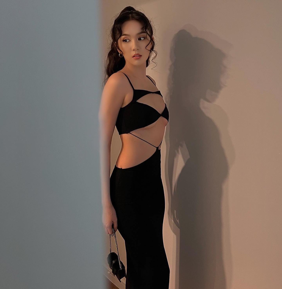 Ngọc Trinh chuộng phong cách hở bạo từ khi bước chân vào showbiz. Cô thường xuyên diện những trang phục kiệm vải, đốt mắt người nhìn.