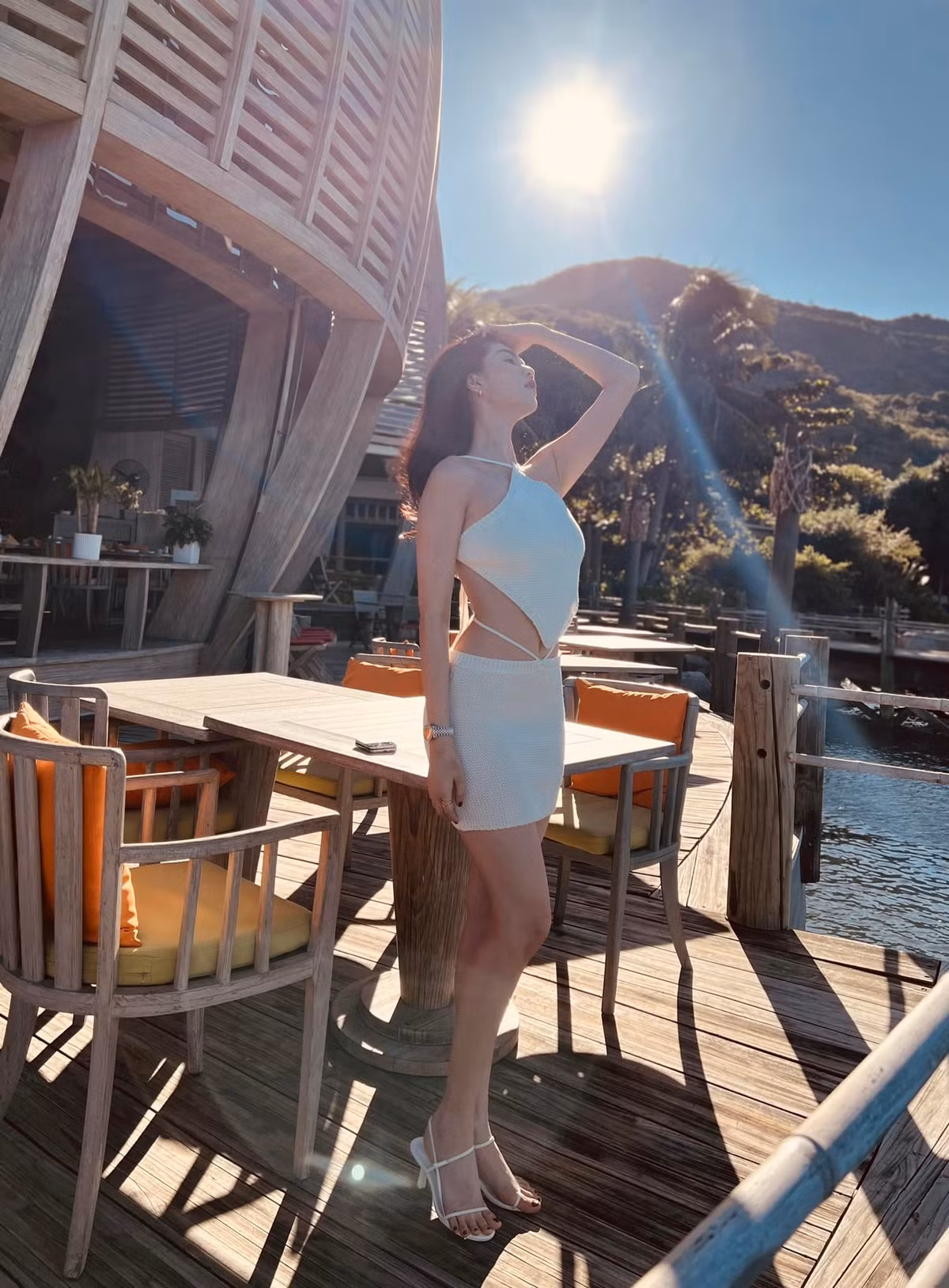 Người đẹp không ngại phơi làn da trắng đẹp không tỳ vết dưới cái nắng gắt.