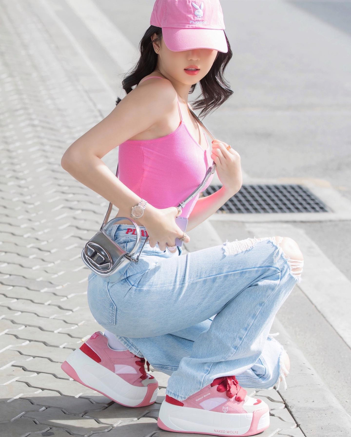 Thực tế, để sở hữu làn da trắng bóc không tỳ vết, Ngọc Trinh thừa nhận có tắm trắng và truyền trắng. Ngoài ra, cô nàng còn chăm dưỡng da, đi thẩm mỹ viện tút tát nhan sắc.