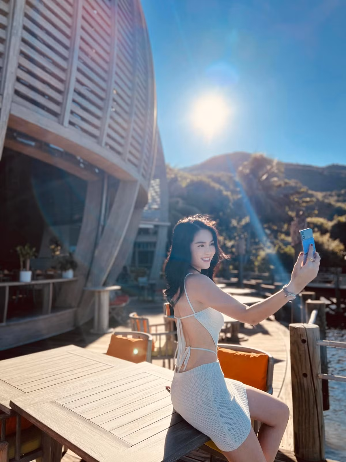 Chân dài Trà Vinh diện những bộ bikini siêu gợi cảm hoặc trang phục hở tứ bề phô diễn vẻ đẹp hình thể.