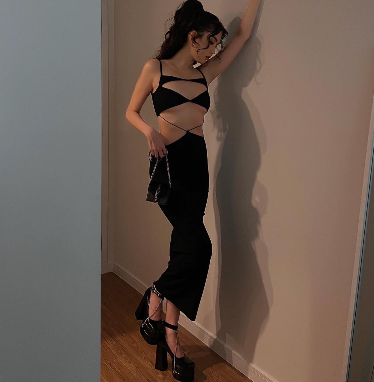 Tuy nhiên, nhan sắc của Ngọc Trinh thay đổi thất thường. Nhiều khoảnh khắc cô bị chê xuống sắc, vòng 1 lép kẹp.