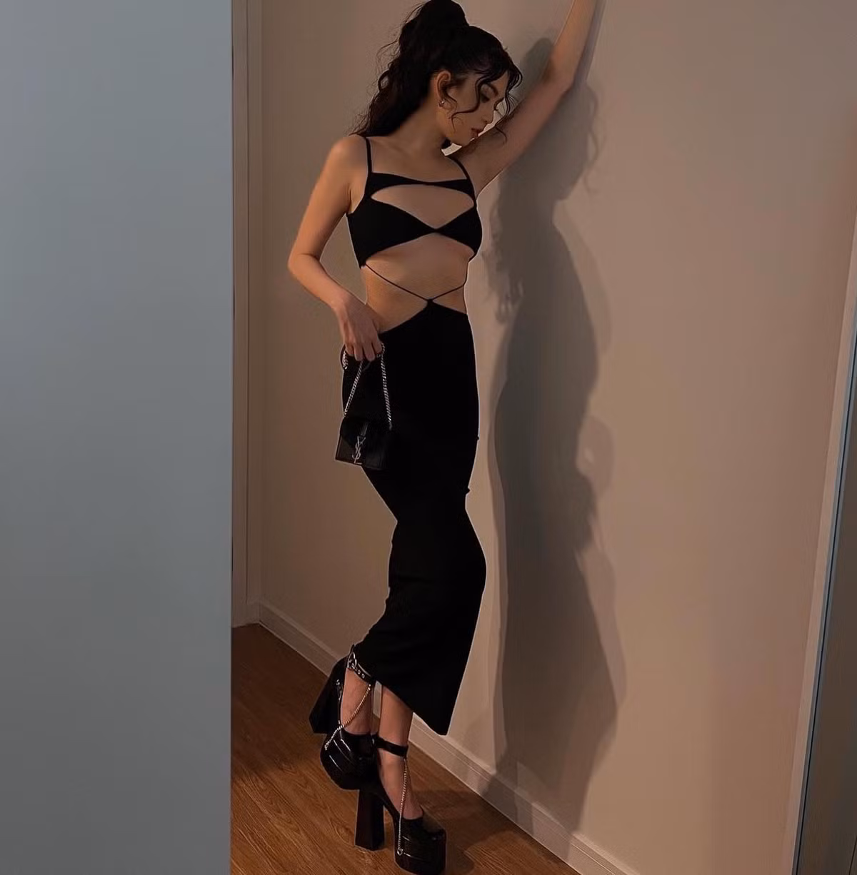 Tuy nhiên, nhan sắc của Ngọc Trinh thay đổi thất thường. Nhiều khoảnh khắc cô bị chê xuống sắc, vòng 1 lép kẹp.