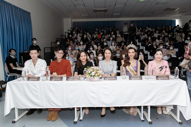 Hiệu trưởng trường Đại học Hoa Sen tiết lộ, Thùy Tiên vốn nổi bật, từng làm MC chương trình khai giảng của trường trước đây.