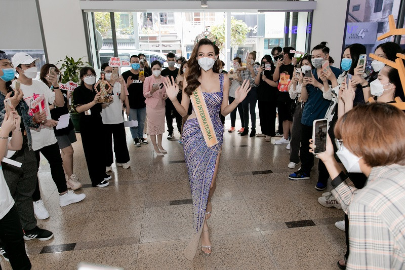 Sau khi trở về nước với danh hiệu Hoa hậu Hòa bình Quốc tế, Nguyễn Thúc Thùy Tiên đã nhận được sự ủng hộ nồng nhiệt của hàng ngàn khán giả trong sự kiện Homecoming. Mới đây, nàng hậu tiếp tục về thăm trường Đại học Hoa Sen với sự chào đón từ thầy cô và lãnh đạo nhà trường.