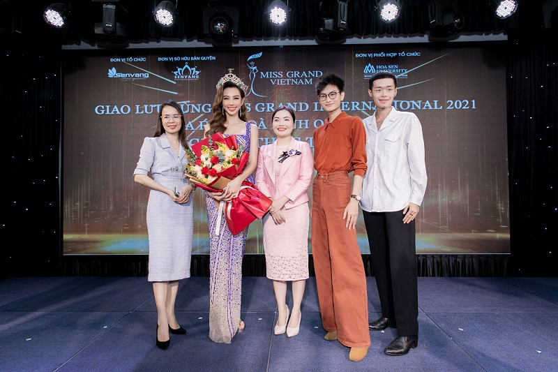 Cuối buổi giao lưu, Hoa hậu Thùy Tiên đã dành những bó hoa tươi thắm để tri ân công ơn của thầy cô.