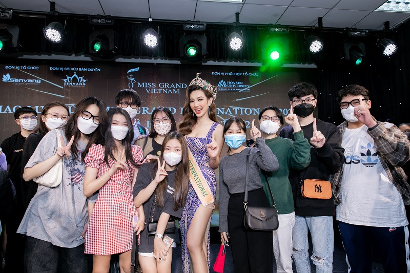 Hoa hậu Thùy Tiên chụp ảnh kỷ niệm cùng các bạn sinh viên.