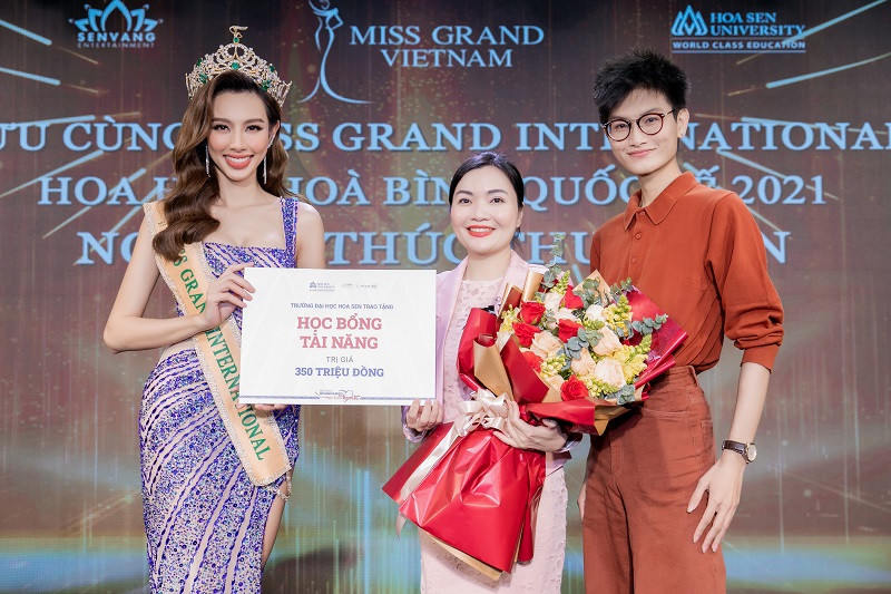Đặc biệt, bà Võ Thị Ngọc Thúy đã đại diện trường Đại học Hoa Sen trao tặng cho nàng hậu suất học bổng tài năng trị giá 350 triệu để cô có cơ hội tiếp tục nâng cao tri thức với các khóa đào tạo sau đại học.