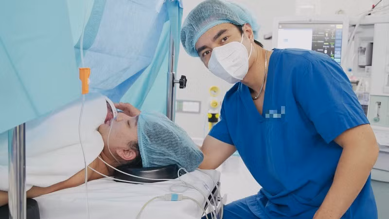 "7h15 bác sĩ ẵm con ra... và con bắt đầu khóc.... Anh thấy em không còn khóc nữa mà cười rất hạnh phúc... Bác sĩ cho con nằm trên người em... Anh cảm nhận được em không còn sợ đau nữa ... Em chỉ mải mê nói chuyện với con "con trai ơi mẹ nè". Vừa nói mà nước mắt em vừa rơi ... Anh hiểu em đang hạnh phúc lắm...", nam diễn viên chia sẻ.