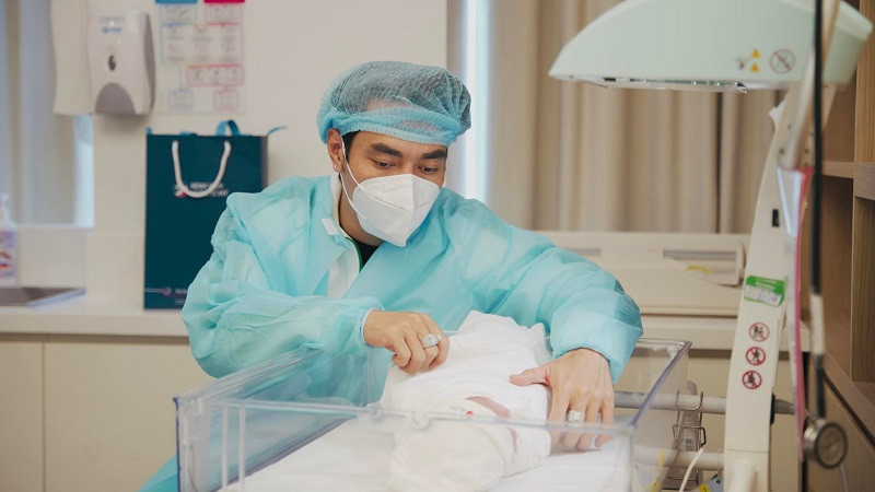 Trên trang cá nhân, Lê Dương Bảo Lâm bày tỏ: "Cảm ơn em... 6h30 đưa em vô phòng mổ em nắm chặt tay anh nói rằng "em sợ quá". Anh không biết làm gì ngoài những câu an ủi mà những người chồng khác cũng làm "cố lên em sắp gặp con rồi". Vô ca mổ anh chứng kiến tất cả mọi thứ em phải trải qua... mắt em nhắm nghiền lại... tay em run miệng lắp bắp "anh ơi nắm tay em". Tim anh như thắt lại vì thương em...".