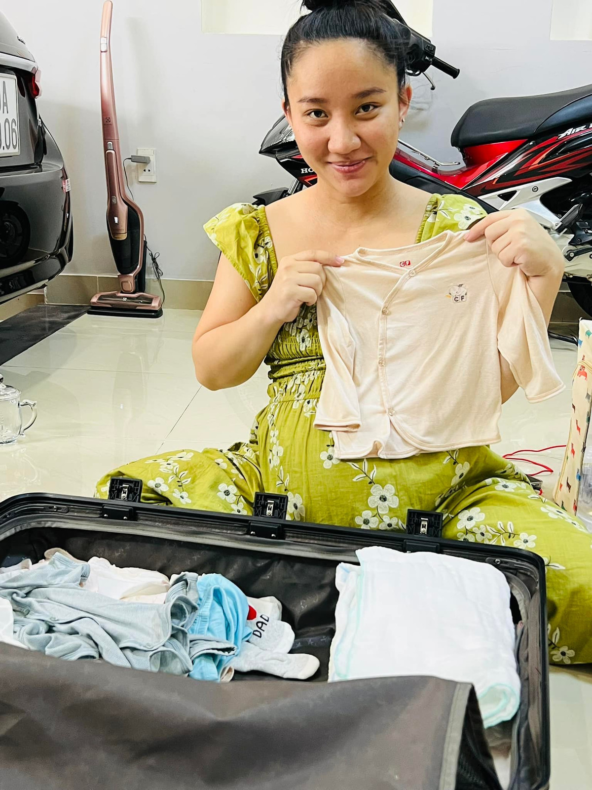 Hình ảnh vợ Lê Dương Bảo Lâm khi mang bầu. Cô tự tay chuẩn bị đồ sơ sinh để chào đón cậu quý tử.