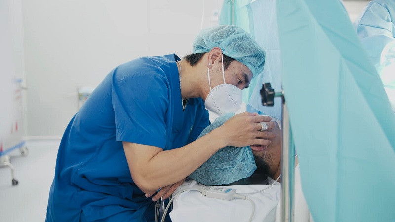 Lê Dương Bảo Lâm gọi Quỳnh Quỳnh là người vợ vĩ đại. Nam diễn viên cũng dành lời ngọt ngào cho bà xã và con trai mới chào đời: "Ba sẽ luôn yêu thương và bảo vệ con... Nhưng ba sẽ yêu thương và bảo vệ mẹ nhiều hơn... Vì tình yêu của ba đối với con càng lớn... thì ba hiểu tình yêu của mẹ dành cho con bao la như thế nào".