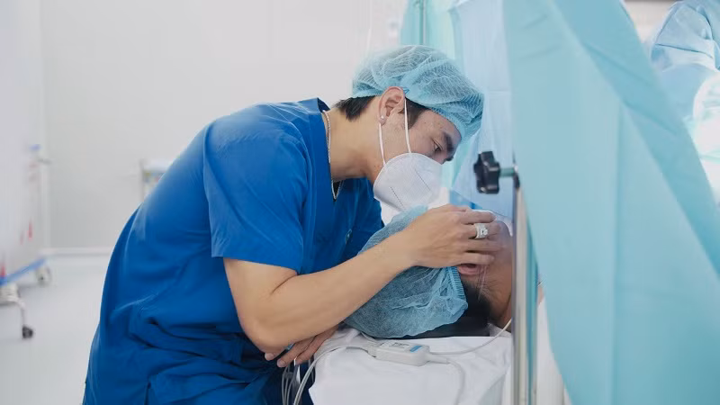 Lê Dương Bảo Lâm gọi Quỳnh Quỳnh là người vợ vĩ đại. Nam diễn viên cũng dành lời ngọt ngào cho bà xã và con trai mới chào đời: "Ba sẽ luôn yêu thương và bảo vệ con... Nhưng ba sẽ yêu thương và bảo vệ mẹ nhiều hơn... Vì tình yêu của ba đối với con càng lớn... thì ba hiểu tình yêu của mẹ dành cho con bao la như thế nào".