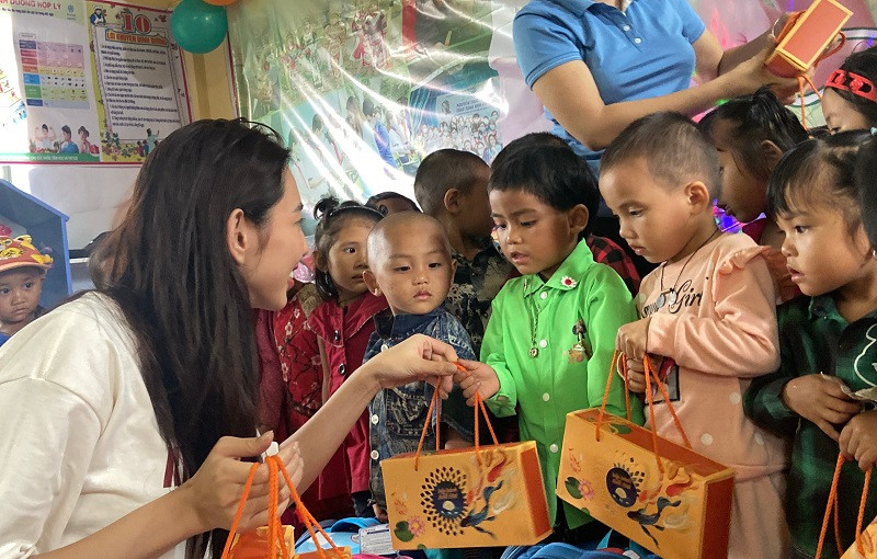 Hiểu được hoàn cảnh khó khăn của các bạn thiếu nhi và thầy cô vùng cao, Thùy Tiên bày tỏ mong muốn giúp đỡ mọi người có được một mùa Trung thu vui vẻ, hạnh phúc.