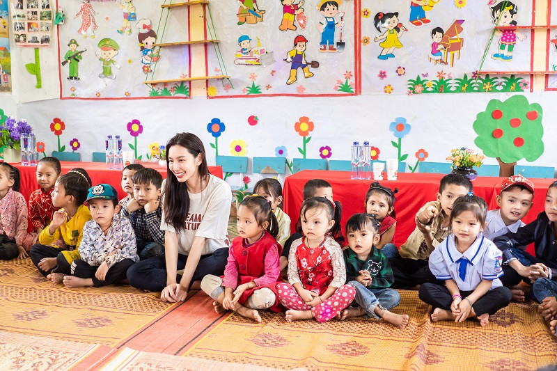 Trên trang cá nhân của mình nàng hậu chia sẻ: “Vì chuyến đi phát sinh nên Tiên chỉ dành tặng các em chút quà nhỏ, mong các em có một mùa Trung thu ý nghĩa và năm học mới đầy yêu thương”.