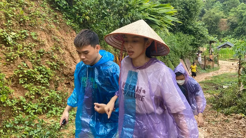 Ngoài đến trao quà, Hoa hậu Nguyễn Thúc Thùy Tiên còn đến tận nơi ở để thăm hỏi các em.
