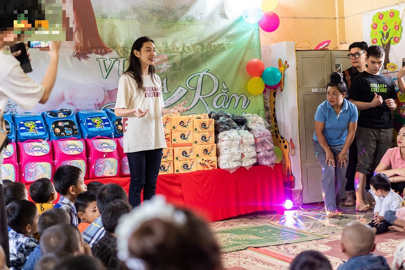 Ngoài ra, Hoa hậu Thùy Tiên còn ghé thăm huyện Mộc Châu, hoạt động được cô lên kế hoạch trong quá trình di chuyển đến điểm trường tại Thuận Châu.