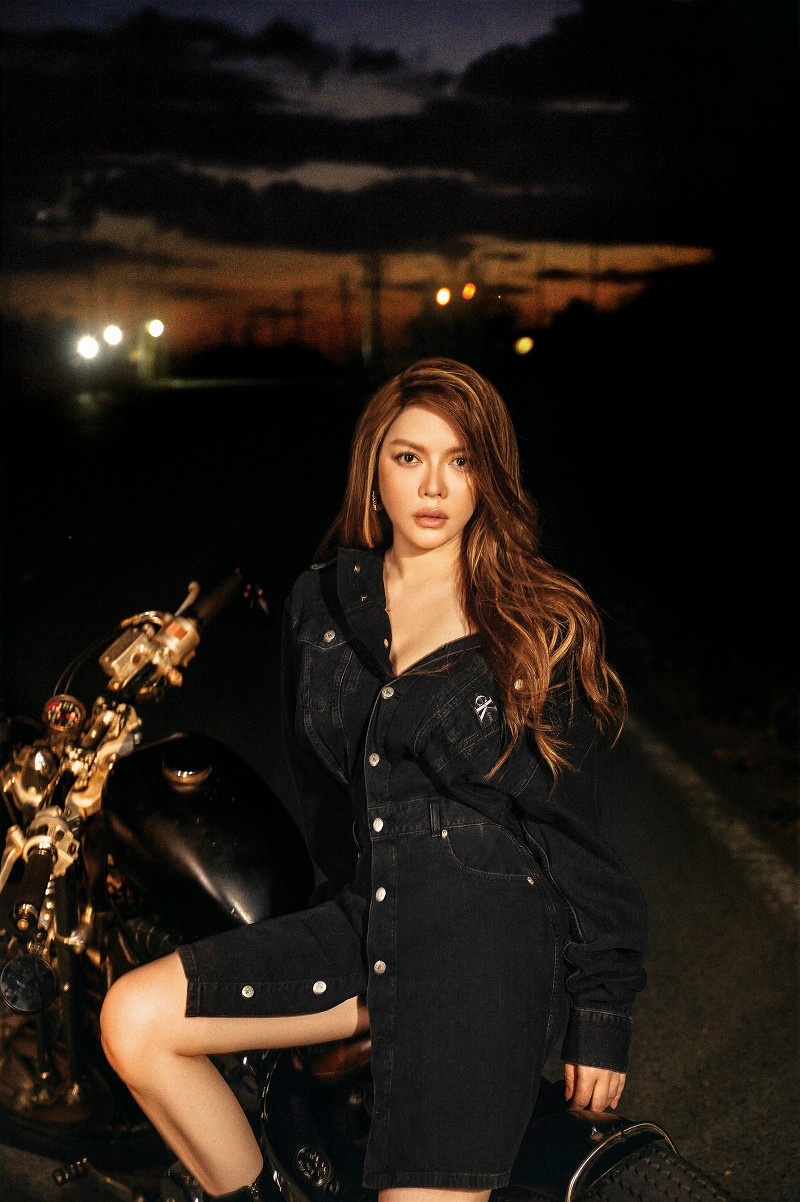 Lý Nhã Kỳ được đánh giá cao về nhan sắc khi ngày càng sang chảnh. Nữ diễn viên cho biết, cô duy trì chế độ dinh dưỡng và chăm chút cho đời sống tinh thần. Cô có hơn 10 người phục vụ riêng tại nhà, từ đầu bếp, nhân viên chăm sóc gội đầu, làm móng, massage, stylist cắm hoa và pha chế các loại nước uống cô yêu thích.