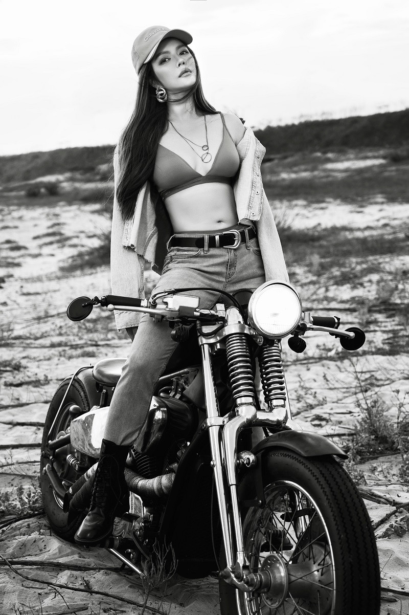 Gần đây, Lý Nhã Kỳ gây chú ý khi thường xuyên xuất hiện trong loạt ảnh nóng bỏng.