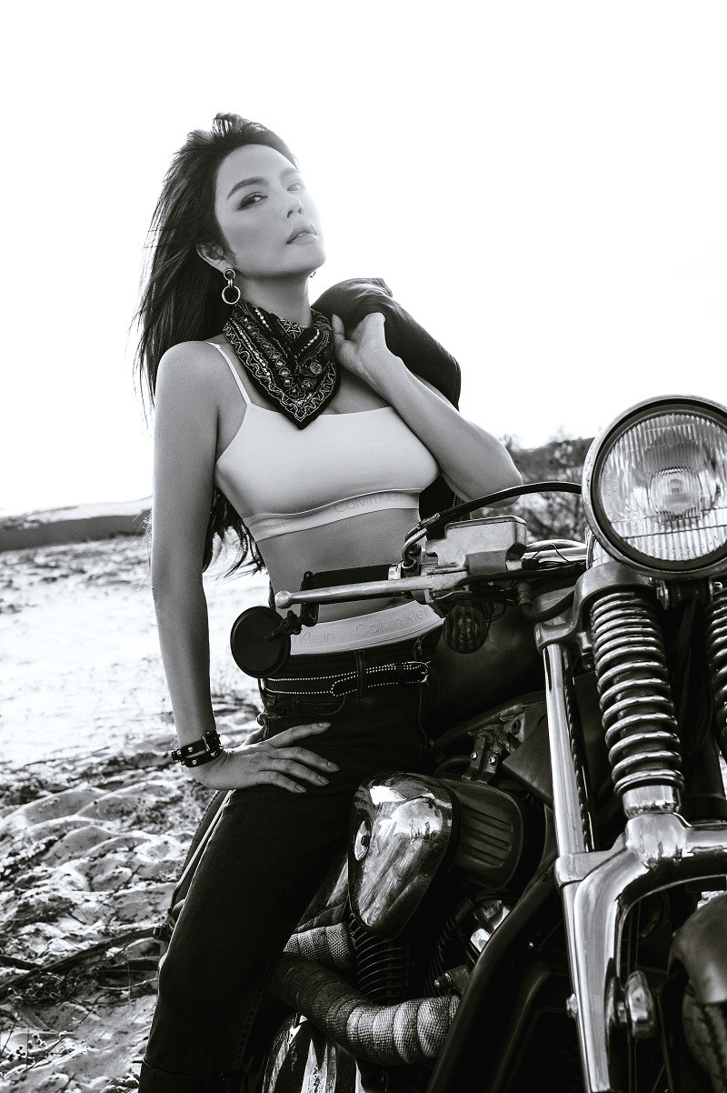 Diễn viên phim "Kẻ thứ ba" diện áo croptop khoe đường cong nóng bỏng ở Hồ Tràm (Bà Rịa - Vũng Tàu).