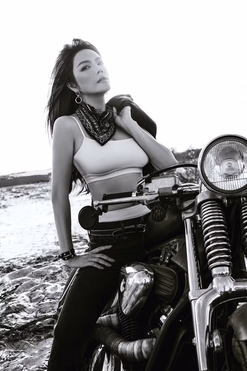 Diễn viên phim "Kẻ thứ ba" diện áo croptop khoe đường cong nóng bỏng ở Hồ Tràm (Bà Rịa - Vũng Tàu).