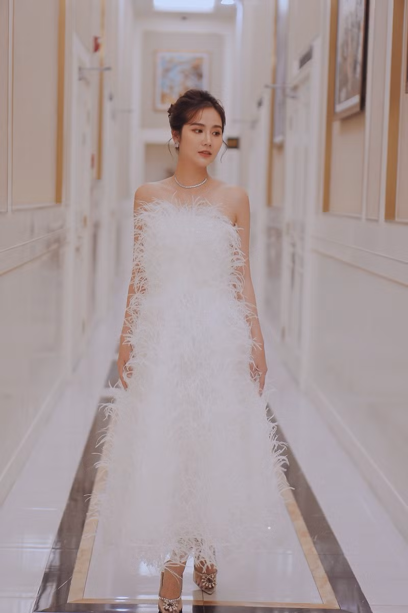 Với “Thương ngày nắng về”, không chỉ được khen ngợi về diễn xuất, Phan Minh Huyền còn được đánh giá là một trong những nữ diễn viên mặc đẹp nhất phim truyền hình Việt.