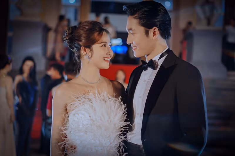 Cả hai có những cử chỉ tình tứ tái hiện hình ảnh đẹp đôi của cặp Vân Trang - Hoàng Duy trong "Thương ngày nắng vế".